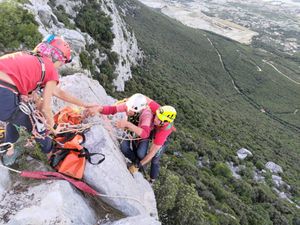 DRAMATIČNA NOĆ NA KOZJAKU Spasitelji unesrećenog uočili dronom na vrhu stijene