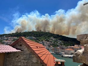 Požari na otocima pod kontrolom, kod Žrnovnice još uvijek gori