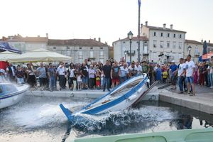 Barka obnovljena na tradicionalan način, u Cresu svečano spuštena u more
