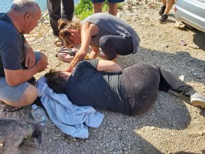CESTA PREMA MRTVAŠKOJ ZATVORENA: “Policija je gurnula ženu, udarila je glavom u kamen”