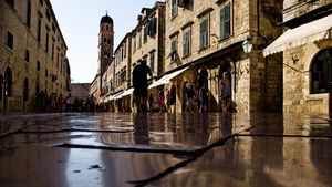 NEMA ŠALE Grad će kazniti ekipu koja je bez odobrenja donijela stol i stolice na Stradun