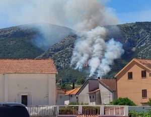 Bura širi požar na Hvaru