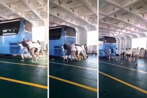 URNEBESAN VIDEO Putnici i posada pomogli izgurati autobus iz trajekta