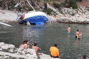 FOTO Nasred plaže, gotovo četiri mjeseca nasukana je jedrilica na Mljetu za koju nikog nije briga