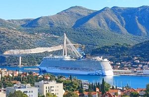 U luku Gruž jutros uplovio jedan od najvećih kruzera na svijetu