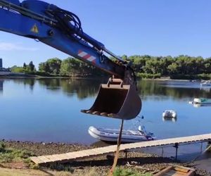 VIDEO Općinski bager uklonio bespravno sagrađeni mol