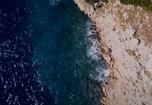 TRAGEDIJA NA HVARU Žena poginula prilikom skoka u more u uvali Stiniva