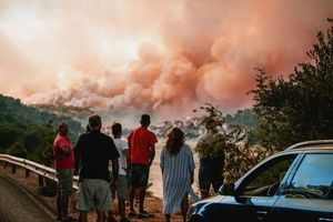 Požar kod Zatona okružen sa svih strana, ozlijeđen vatrogasac, stigla tri kanadera