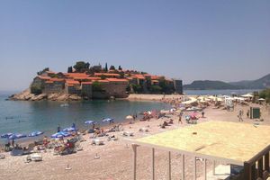 Crnogorci na društvenim mrežama ismijavaju “paradajz” turiste