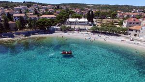 Postavljeni pontoni i nadohranjene plaže u Sutivanu