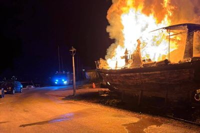 Noćas je u Vrboskoj gorjela brodica, uslijedila munjevita akcija!