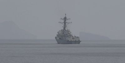 ULTIMATUM U HORMUZU Iran zaprijetio razaranjem američkog broda u roku od 30 minuta, razarač promijenio kurs?