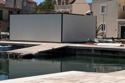 Na Krapnju posred glavne rive niknuo ogromni hangar - Zašto?