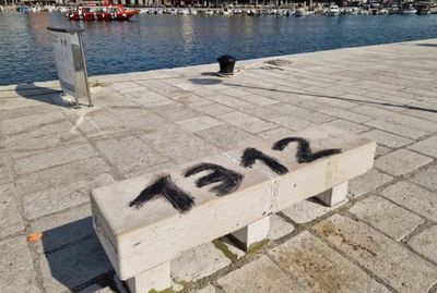 Vandalizirana nova klupa na rovinjskoj rivi