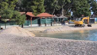 Prekrasna plaža u Biogradu na moru natrpava se šljunkom: "Sve je prašnjavo, a more je mutno"