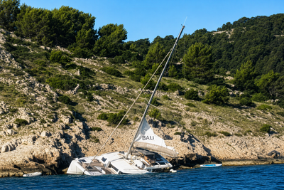 DETALJI DRAME KOD ŽIRJA: Katamaran s devetero ljudi počeo tonuti nakon udara u otok, skiper ga namjerno nasukao u plićak da spasi posadu!