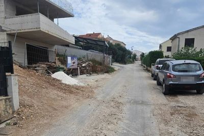 POTPUNO RASULO Pobuna u općini Okrug: "Ljudi i automobili nam upadaju u iskope, posvuda je azbest i otpad te se pogoduje građevinarima"