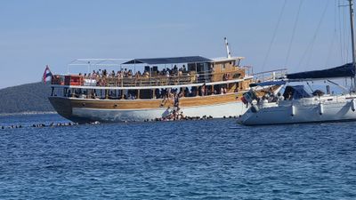 PLAVA LAGUNA Natiskani jedan na drugom turisti se bacaju u more s broda: "Nema tko nadzirati"