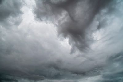 DRAMATIČNA PROMJENA Pad od desetak stupnjeva, bura, bujice i tuča!