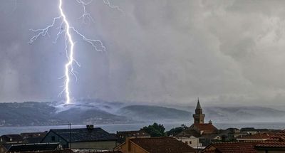Snimljena munja koja je izazvala požar na Čiovu, stanje na terenu bolje zbog iznenadne jake kiše!