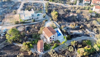 DRAMATIČAN VIKEND NA OBALI: Vatra gutala Dalmaciju – Kanaderi i stotine vatrogasaca branili kuće u Vinišću, na Hvaru izgorjelo 200 hektara!