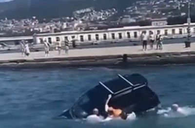 DRAMATIČNA AKCIJA Autom sletio u more, spasili ga mladi vojnici!