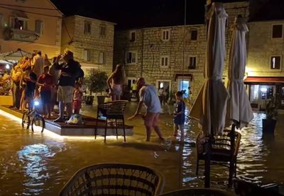 STRKA I PANIKA "Plimni val potopio Stari Grad na Hvaru: "More je bilo do koljena!"