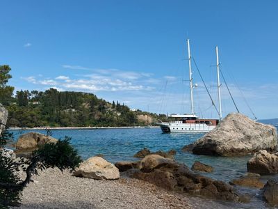SPLIT Turisti u panici: "Ovaj jedrenjak stoji nekoliko metara od obale i diže dron iznad nudističke plaže"