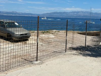 BIZARNOST NA ŠOLTI Pogledajte kako su ogradili prilaz moru: "Napravili su odlagalište starih automobila na samom pomorskom dobru!"