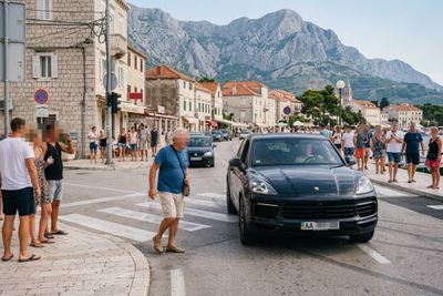 SARAJLIJA ZGROŽEN KRAJNOSTIMA U MAKARSKOJ: "Ja sam bježao u poderanim farmerkama, a ukrajinski tajkuni divljaju u Poršeima dok im domovina gori!"