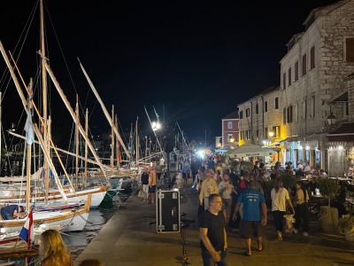 DANI U VALI Starogradsku valu preplavila flota od više od 50 tradicijskih brodova iz cijelog Jadrana, Italije i Crne Gore