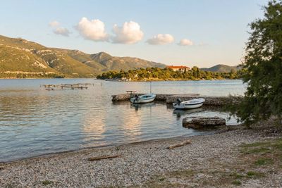 Alarm na tri poznate lokacije: Plaže u Zatonu, Dubrovniku i na Pelješcu dobile crvenu oznaku za kakvoću mora!