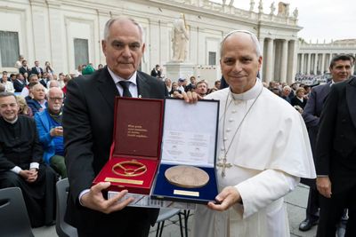 Splitsko - dalmatinski župan se susreo s Papom: "Darovao mu simbol Sinjske alke i medalju svetog Jeronima"