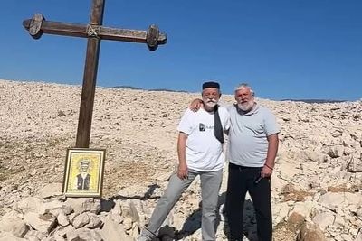 VIDEO Momčilo i Dušan stigli na Pag i postavili pravoslavni križ! Gradonačelnik Novalje: "To je paravojna skupina, i prije su tamo orgijali!"
