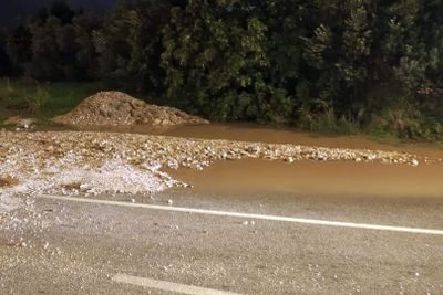 POTOPLJENA KAŠTELA Kiša uzrokovala prometni kaos: "Velika količina pijeska i kamenja na cestama, vatrogasci posvuda ispumpavali vodu"