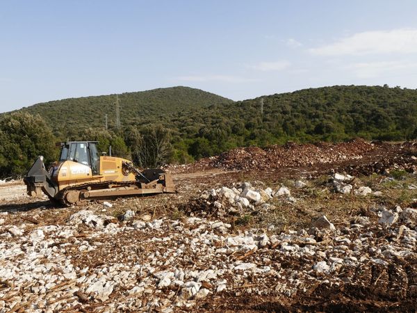 KORČULANI NA NOGAMA: "Od središta otoka rade ilegalni deponij veličine 20 nogometnih igrališta!"