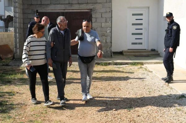 Dvoje nemoćnih staraca deložirano iz doma na Viru, s njhov sin tvrdi: "Kupili su tu kući prije 37 godina"