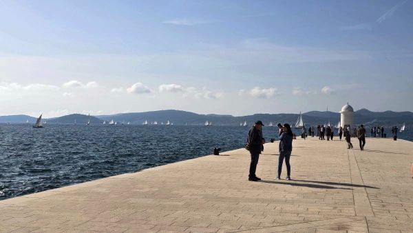 Jadran u ponedjeljak umjereno do pretežno oblačan i vjetrovit