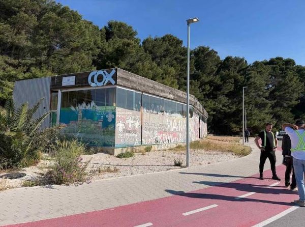 Počinje uklanjanje bivšeg kafića na splitskom Trsteniku