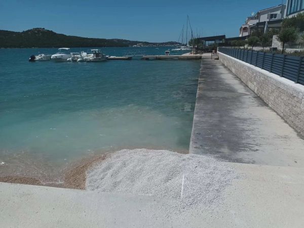 TISNO Nasuli dva kamiona nedozvoljenog materijala u more