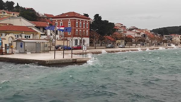 Nestabilno vrijeme na Jadranu: Olujni udari juga i grmljavinski nevremena obilježit će prvi dio dana
