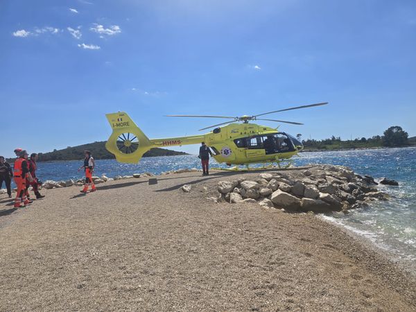 VIDEO: DRAMA NA ŠOLTI Ispražnjena cijela plaža, micali se stolovi da sleti helikopter! Svjedoci u šoku: "Sve je bilo kao na filmu"