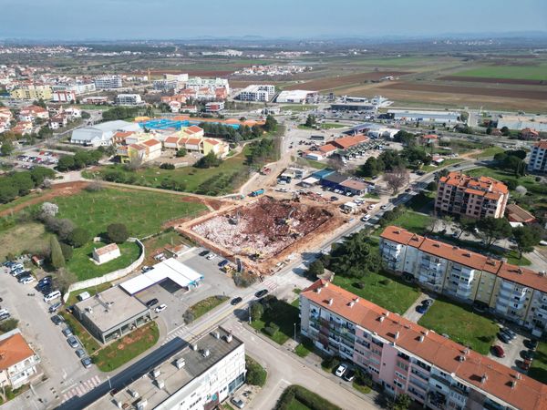 UMAŠKI NEBODER Treći puta Grad investitoru produljuje rok,  izvođač radova brat je ministra, a oporbenog zastupnika udaljili sa sjednice!