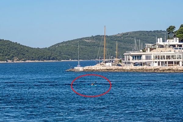 SUMRAK PAMETI U SPLITSKOJ LUCI Kajakom zaveslao usred jutarnje špice: "Posli' će bit da ga je ludi kapetan pokupija..."