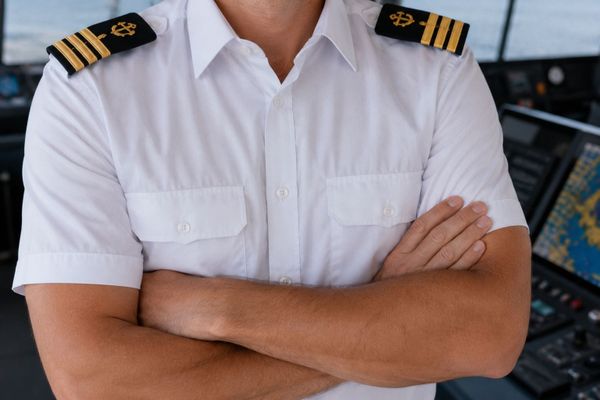 ILUZIJA KOJA VRIJEĐA POMORSKU STRUKU Zašto zapovjednici jahti, mini kruzera i skiperi nisu kapetani i zašto epolete na njihovim ramenima stvaraju zabludu