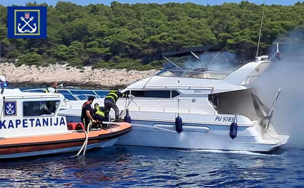 Požar na brodici kod otoka Hvara stavljen pod nadzor, posada s djecom evakuirana bez ozlijeđenih