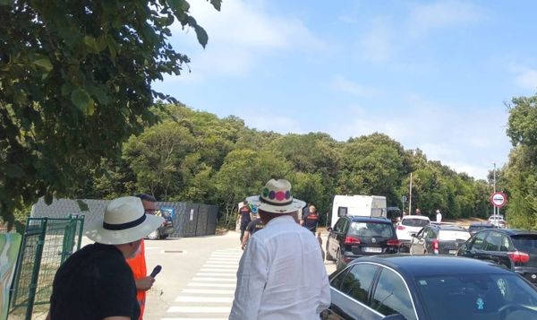 POBUNA U BALAMA Građani ustali protiv rampi kampa  i blokade pristupa moru: "Zaštitari držali ruke na suzavcu"