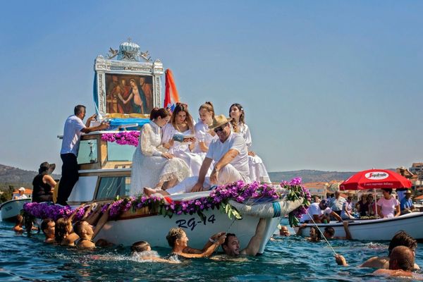 TRADICIJA STARIJA OD TRI STOLJEĆA Biskup Rogić poslao oštru poruku s rogozničke rive: "Za turiste je ovo atrakcija, ali za nas ne smije postati priredba!"