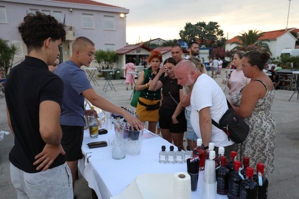 Prve velike gužve napunile otok Vir: Domaći pršut se rezao uživo, pile se nagrađivane kapljice, a trg je disao u ritmu grupe Ljubav