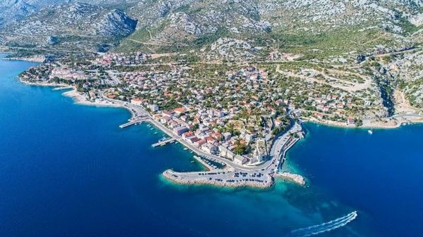 Tri Mađara opljačkala poštu u Karlobagu, uhićeni za pola sata!
